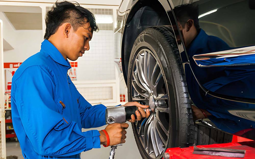 Meccanico effettua il cambio gomme